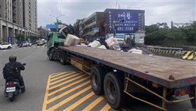 桃園市楊梅區今天（6日）上午11時許發生一起車禍事故，彭姓男子（43歲）駕駛的小客車原本停在路旁，但起步後突然鬼切欲左轉，後方同向直行的大貨車閃避不及釀成事故，驚險瞬間全被監視器拍下，所幸這起車禍沒有造成人員受傷。