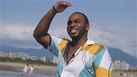 韋喆看向一望無際的大海（圖／客台提供）