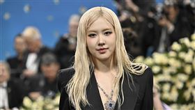 Rosé身穿Anthony Vaccarello的設計現身。（圖／美聯社／達志影像）