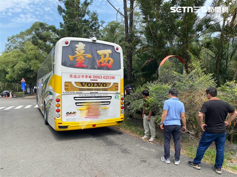 司機表示，倒車時發現右後輪有壓到異物，立即停車察看，才驚覺撞到學生。（圖／翻攝畫面）
