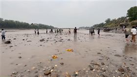 新德里當局已經切斷了從奇納布河（Chenab River）流向巴基斯坦的水源，導致下游急劇乾涸。（圖／翻攝自臉書崛起的克什米爾)