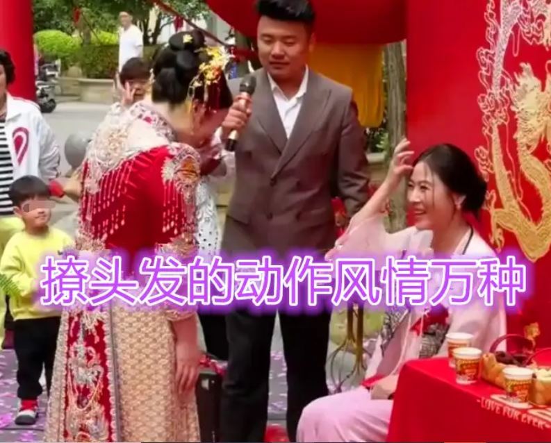 婆婆撩髮的動作讓不少網友心動不已。(圖/翻攝自微博)