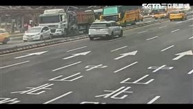 ▲北市施男駕駛砂石車行經台北車站前時急煞，導致大量淤泥溢出。（圖／翻攝畫面）