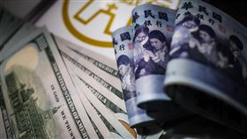 楊金龍喊匯市失序到此為止 新台幣升勢放緩新台幣匯率連2個交易日盤中飆漲逾1元，中央銀行總裁楊金龍5日親上火線喊話，希望匯市失序情況「到此為止」，6日新台幣升勢明顯緩和，早盤仍升破1角，但升勢遠不如先前浩大，匯價閃見29元，但迅速拉回，守住30元。圖為新台幣與美元現鈔。中央社記者吳家昇攝 114年5月6日
