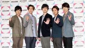 傑尼斯天團「ARASHI嵐」結束亞洲四地的JET STORM快閃之旅，在台灣舉辦記者會後，立刻前往松山機場搭乘專機回日本。（記者邱榮吉/攝影）