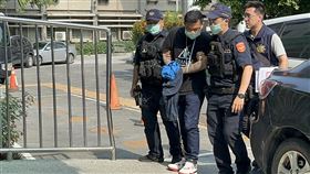 陳修將解送彰化地檢署 最快傍晚發監執行前76行者召集人陳修將（左2）虐打女友致死判刑確定，逃亡遭通緝，5日晚間陳修將持辣椒水襲警拒捕，遭警方合力制伏，6日下午解送彰化地檢署，最快傍晚發監執行。中央社記者鄭維真攝  114年5月6日