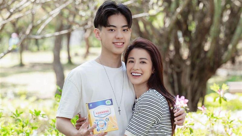 李蒨蓉19歲小兒子帥翻　驚人近照曝光