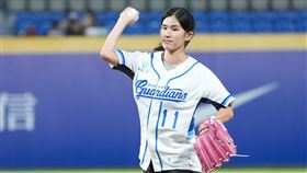 ▲聽奧選手許樂現身球場開球。（圖／富邦悍將提供） 