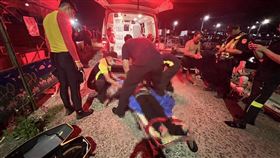 駕駛連人帶車直墜海中，目前被送往醫院搶救。（圖／翻攝畫面）