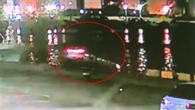 男子開著愛車直衝海中，一旁的漁工也連忙跳水救人。（圖／翻攝畫面）