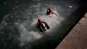 潛水員於現場搜索是否還有其他乘客。（圖／翻攝畫面）