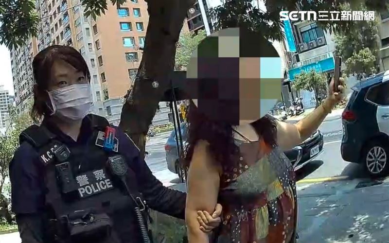邵女追著夫妻倆跑,跳針式追問:你們有本事負什麼責?一旁員警緊著抓手,控制局面。(圖/翻攝畫面)