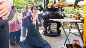  許淑華虔誠祈願在白沙屯媽祖鑾轎賜福加持下，南投四時無災、風調雨順。（翻攝自許淑華臉書）