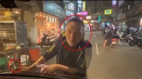 男子拿著菸、眼神直瞪，凶神惡煞的模樣，讓罷團感到相當害怕。（圖／翻攝自基隆絕沛臉書）