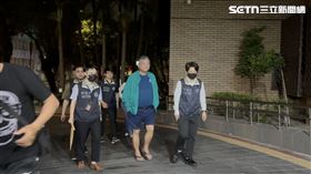 ▲被問到是否炒股，穿著短褲、人字拖的祝文宇面露微笑搖搖頭。（圖／記者楊佩琪攝）