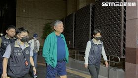 ▲被問到是否炒股，穿著短褲、人字拖的祝文宇面露微笑搖搖頭。（圖／記者楊佩琪攝）