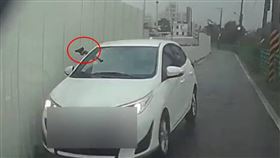 受害駕駛遭對方惡意逼車外，還被亮槍威脅。（圖／翻攝畫面）