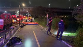 女子深夜時不慎從大漢橋上墜落。（圖／翻攝畫面）