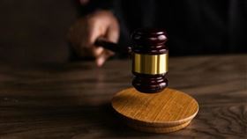 洪男用髒話辱罵超商店員挨告妨害名譽罪，但法官審理時認為妨害名譽非「髒話罪」，故判決無罪。（示意圖，pexels）