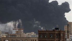 以軍6日空襲葉門首都沙那，當地冒出陣陣濃煙。（圖／路透社／達志）