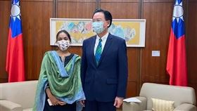 胡莎娜（左）批評美學者「跪中論」，是對台灣人民實際處境的嚴重無知。（圖／翻攝自X@sanahashmi1)