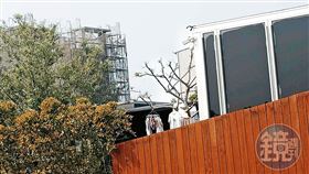 本刊曾報導宥勝以帆布遮蔽台中清水的住處，如今爆出農宅已沒有如過去那般生活的痕跡。（讀者提供）

