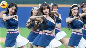 韓籍女神李珠珢（中）今年4月起正式成為中華職棒富邦悍將啦啦隊「Fubon Angels」一員，本刊卻接獲爆料指稱李珠珢應援非C位不站。（圖／趙文彬攝）