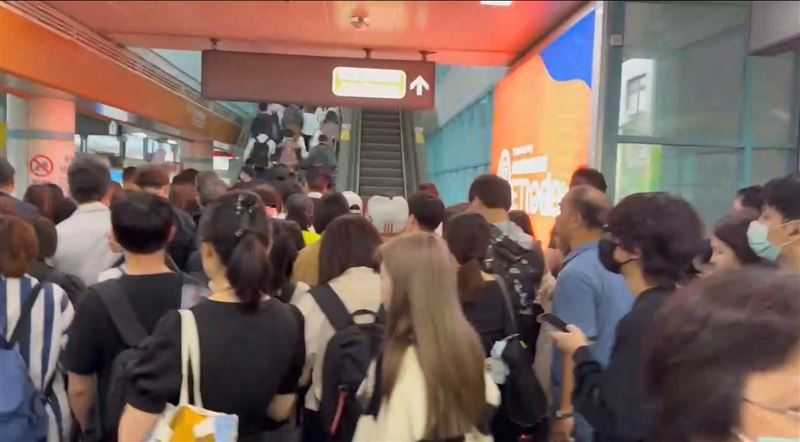 新／北捷文湖線傳故障！上班族塞爆崩潰