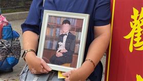 兒子一年前過世，心碎媽，捧遺照，等白沙屯媽祖，南投名間(圖／翻攝畫面)