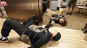 曾子余（左起）跟納豆挑戰體能與恥度極限關卡。（圖／TVBS提供）