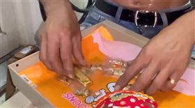 暴力拆解保險箱後將黃金拿出。（圖／翻攝畫面）