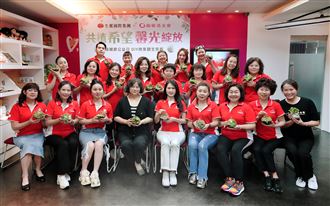 生麗做公益獻暖心　母親節製作”生態瓶”