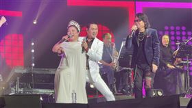 白冰冰(左起)與蔡小虎合唱，沈文程與他們互動。（圖／長興影
視提供）