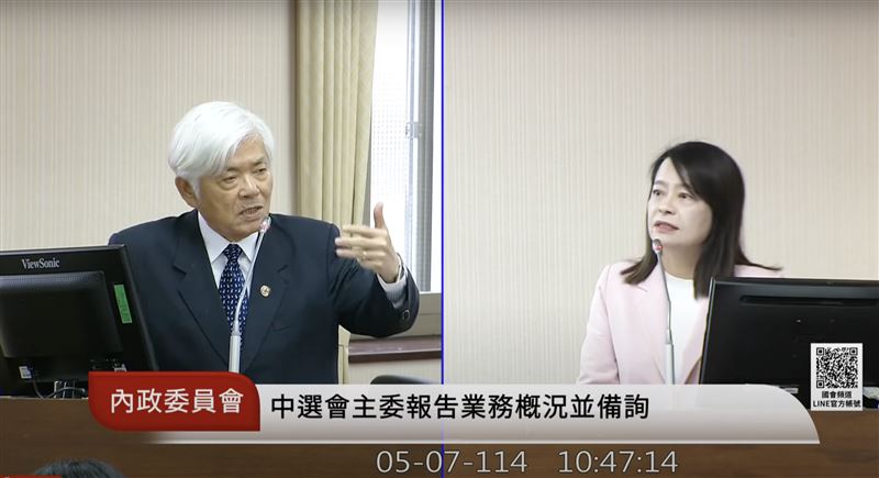 許宇甄(右)質詢時提及李進勇(左)過去任職台中地院法官時,曾要書記官造假筆錄日期,兩人激烈交鋒。(圖/翻攝自國會頻道)