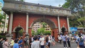 板橋高中一名學生日前在網路上表示，要是該篇貼文破1000讚，就衝到校長室，抱著校長賴春錦跑操場一圈。（示意圖／CTWANT）