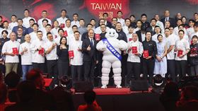 台灣米其林指南2024發布  與會者合影「台灣米其林指南2024」27日下午在台北萬豪酒店正式發布，會中揭曉摘星名單，共有3家餐廳摘下三星、5家餐廳拿下二星，一星部分則有41家餐廳，其中10家為新入榜。圖為與會餐廳業者及現場來賓同台合影。中央社記者王飛華攝  113年8月27日