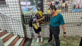 追上進香隊伍了！勇腳伯：來跟媽祖報平安（圖／拱天宮白沙屯媽祖直播YT)