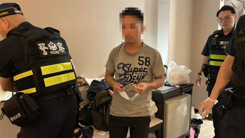 躲商旅吸毒叫外送！2男開門見大批警尷尬