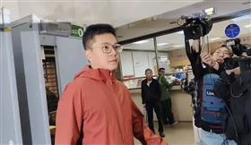 ▲李孝亮現身北檢出庭。（圖／翻攝畫面）