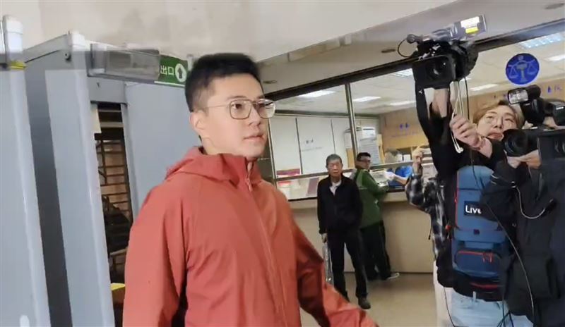 查幽靈連署案被傳喚　李孝亮現身北檢出庭