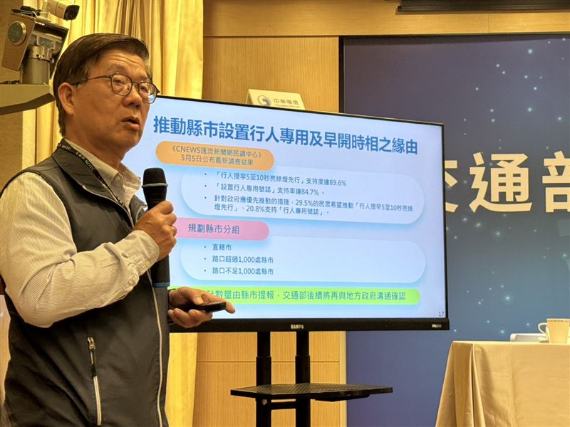 交通部允諾將積極推動「行人早開時向」、「行人專用時向」。(圖/記者李育道攝影)
