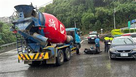 預拌車險些輾過騎士，所幸並無造成嚴重傷亡。（圖／翻攝畫面）