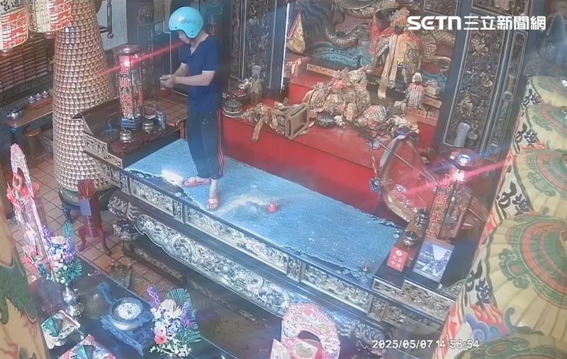 廟方表示並不認識男子也未曾見過他來廟裡拜拜,不知道其犯案動機。(圖/翻攝畫面)
