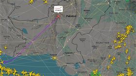 航班追蹤網站數據顯示，在巴基斯坦空域關閉前，眾多班機紛紛避開，只有一架飛過。（圖／翻攝自X@flightradar24）