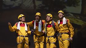 羅美玲（右）飾演殉職消防員林義陽的母親，歌聲真誠動人，唱哭一大票觀眾。（圖／故事工廠提供）