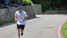 修杰楷的獨自挑戰用跑步與騎YouBike的方式抵達貓空，直呼快要搞死自己。（圖／修TIME提供）