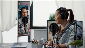 燦坤推出「OVO閨蜜節」在全台35家門市展示推推AI閨蜜機TT8、推推閨蜜機TT1與轉轉閨蜜機JJ1。（圖／品牌業者提供）