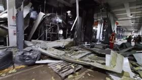 工廠內被炸得體無完膚，場面十分嚇人。（圖／翻攝畫面）