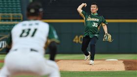 ▲三商虎戰友台鋼重聚了！強打陳正中受邀開球、前虎隊友林振賢蹲捕。（圖／台鋼雄鷹提供）