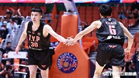 ▲PLG總冠軍賽G2，領航猿後衛關達祐投進三分球和白曜誠擊掌。（圖／記者劉彥池攝影）